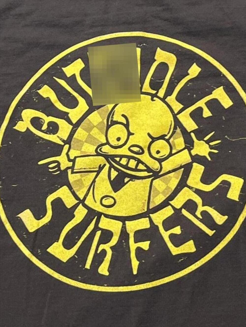 But**ole Surfers Preowned Medium T-shirt